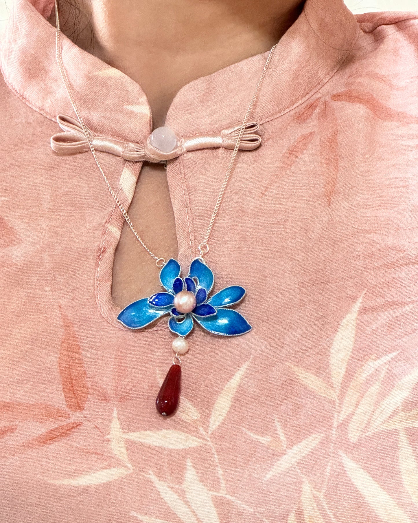 Handgefertigte Lotus-Halskette aus silberblauem Emaille