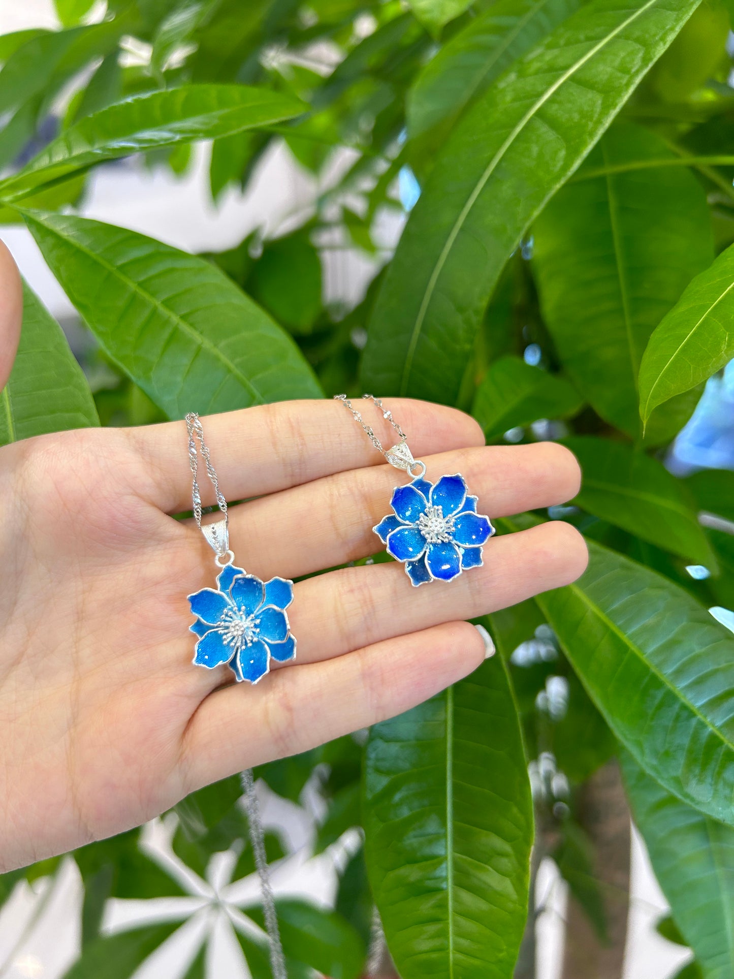 Azure Lotus: Handgefertigte Cloisonné-Kunst