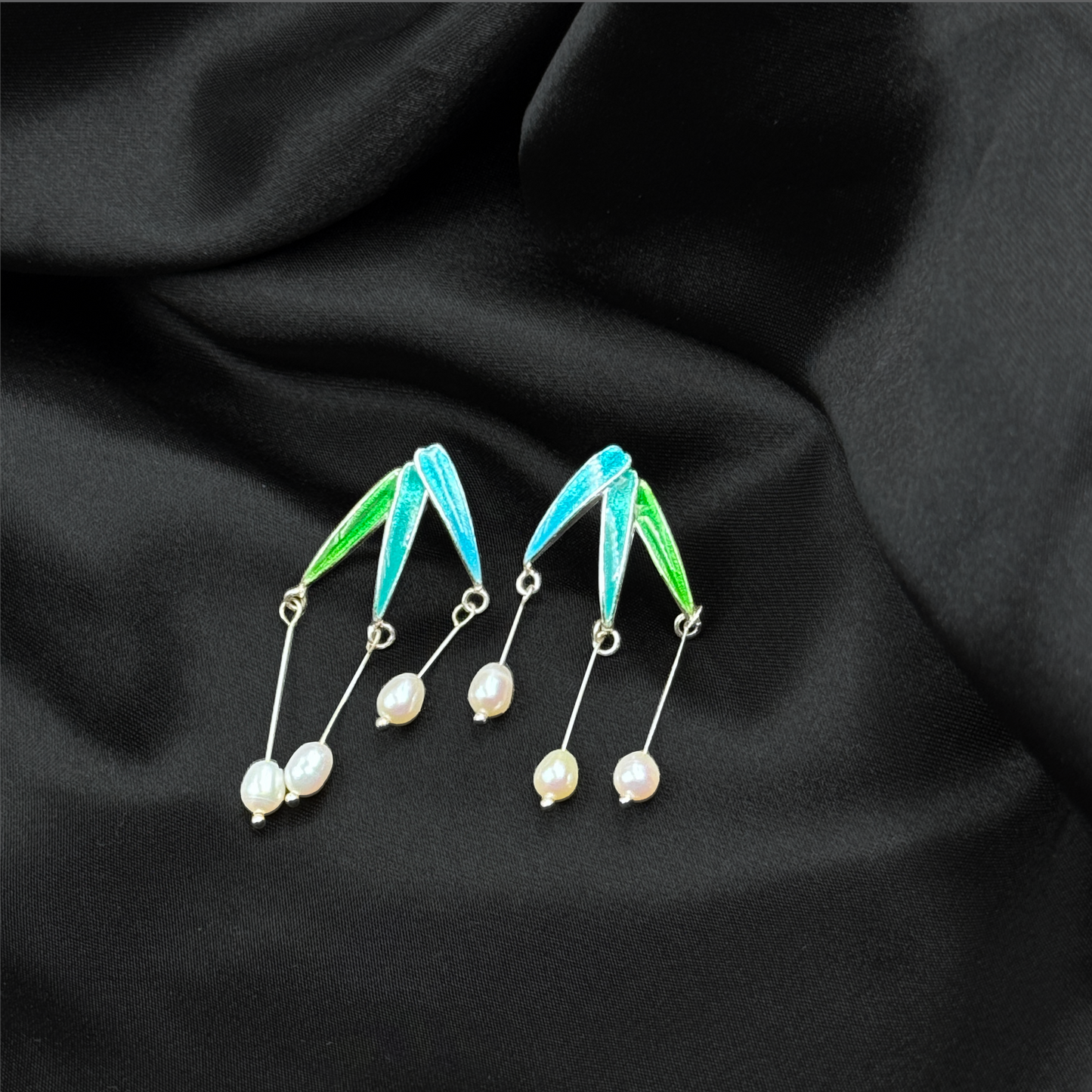 Exquisite Emaille-Ohrstecker in Grasform